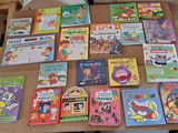 de nombreux livres pour enfants posés sur la table, dans la boîte
