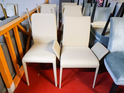 many chairs that are lined up in a room