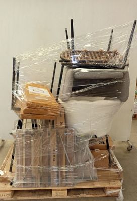 un tas de cartons et de chaises posés sur une palette dans une pièce