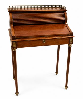un vieux bureau en bois avec un tiroir sur le dessus