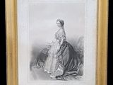 une vieille photo d'une femme en robe, assise sur une chaise