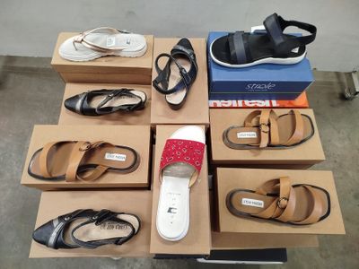 plusieurs paires de chaussures posées sur une table