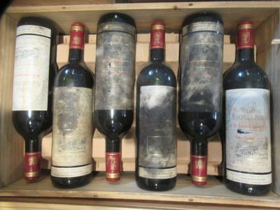 plusieurs bouteilles de vin dans une caisse en bois