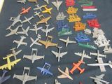 tout un tas de petits avions en plastique posés sur la table