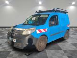 une camionnette bleue garée sur un sol en damier