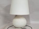 une lampe blanche posée sur une table blanche