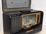 une radio à l'ancienne posée sur une table