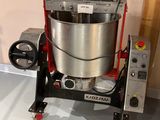 une machine posée sur une table dans une pièce