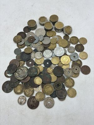 une pile de vieilles pièces de monnaie sur une surface blanche