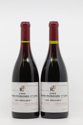 deux bouteilles de vin rouge posées l'une à côté de l'autre sur une surface blanche