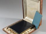une petite boîte en bois contenant un livre bleu