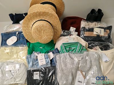 un tas de vêtements et de chapeaux sur une étagère