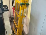 une machine posée à côté d'une étagère dans un garage