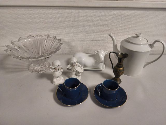 Coupe en cristal, verseuse porcelaine, deux tasses porcelaines bl...