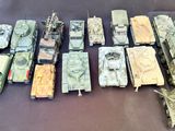beaucoup de petits véhicules militaires miniatures posés sur une table