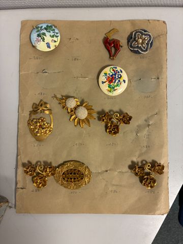 Lot de broches en métal doré 