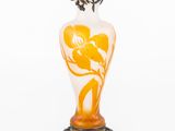 un vase orange et blanc orné d'un motif floral