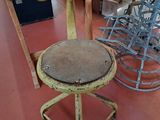 une chaise posée par terre à côté d'une table