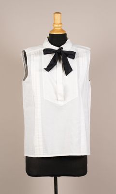 chemise blanche sans manches avec un nœud papillon noir sur un mannequin