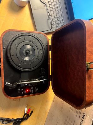 une boîte en bois contenant un haut-parleur, posée sur un bureau