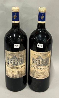deux bouteilles de vin posées l'une à côté de l'autre sur une table