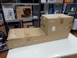 des cartons sont empilés les uns sur les autres sur une table dans un magasin