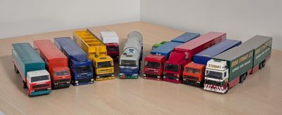 beaucoup de petits camions jouets posés sur la table