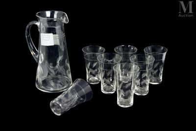 un pichet et six verres posés les uns à côté des autres