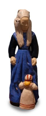 une figurine représentant une femme tenant un bébé dans ses bras