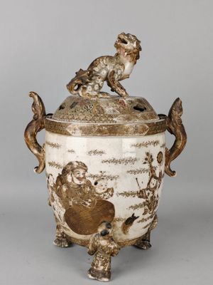 une image représentant un vase blanc et marron surmonté d'un oiseau
