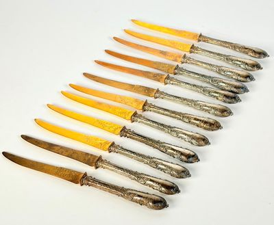 Suite de 12 couteaux à fruits, le manche en argent fourré 95…
