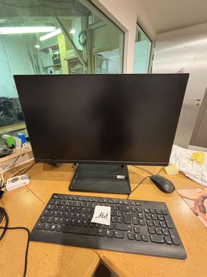 un bureau équipé d'un clavier et d'un écran