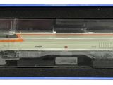 un train blanc et orange dans une boîte noire