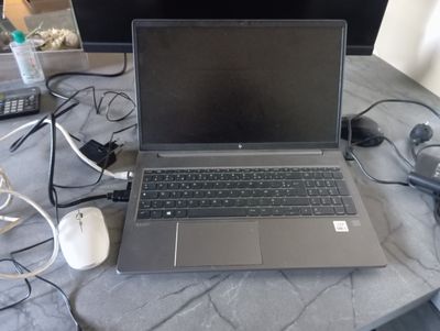 un ordinateur portable posé sur une table