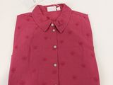 Le t-shirt des enfants est rouge et orné de cœurs.