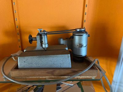 une petite machine posée sur une table