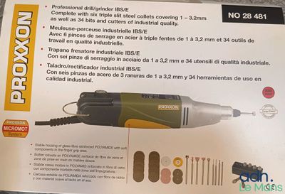 la boîte est ouverte sur la table avec son contenu