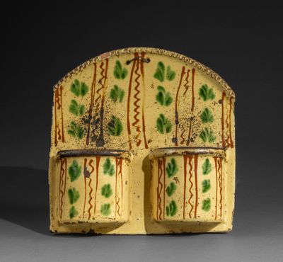 une image représentant un vase jaune et vert orné d'un motif