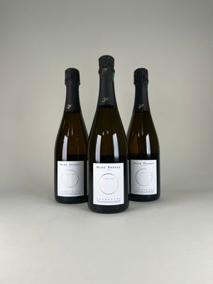 trois bouteilles de vin posées l'une à côté de l'autre sur une table