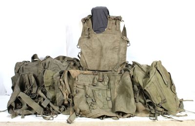 beaucoup de sacs et de sacs à dos posés sur une table
