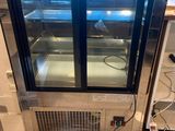 une photo d'un réfrigérateur en marche dans une cuisine