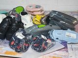 un tas de chaussures et d'autres objets posés sur une table