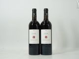 deux bouteilles de vin rouge posées l'une à côté de l'autre sur une table