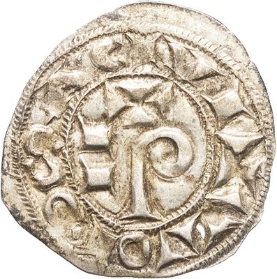 Gros plan sur une pièce de monnaie portant une croix