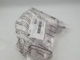 un sac en plastique contenant une bouteille de liquide