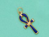 un pendentif en forme d'ankht doré et bleu sur fond turquoise