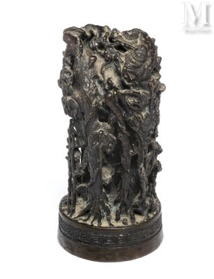 une statue représentant un homme et un chien sur un socle