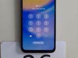 un gros plan d'un téléphone sur un panneau comportant des chiffres