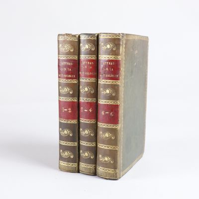 deux vieux livres posés l'un sur l'autre sur une surface blanche