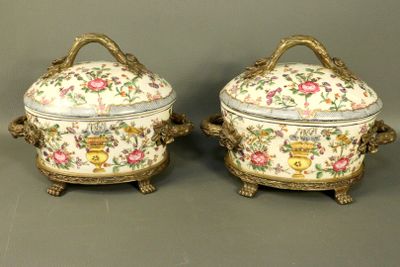 paire de plats à couvercle anciens en porcelaine, munis d'anses et de poignées